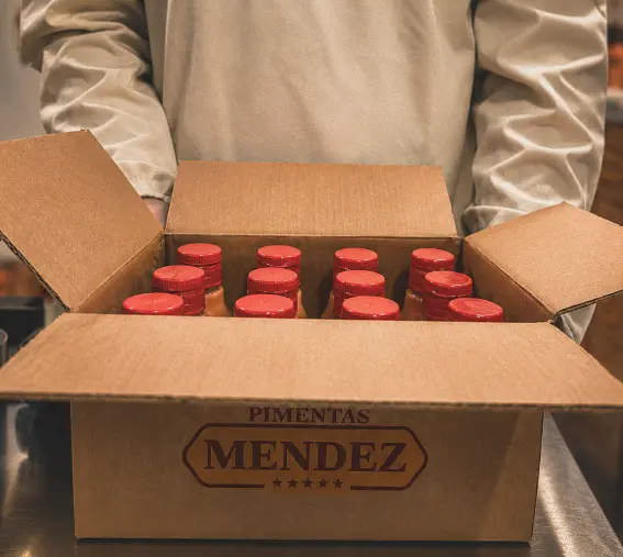 Caixa com produtos Mendez embalados