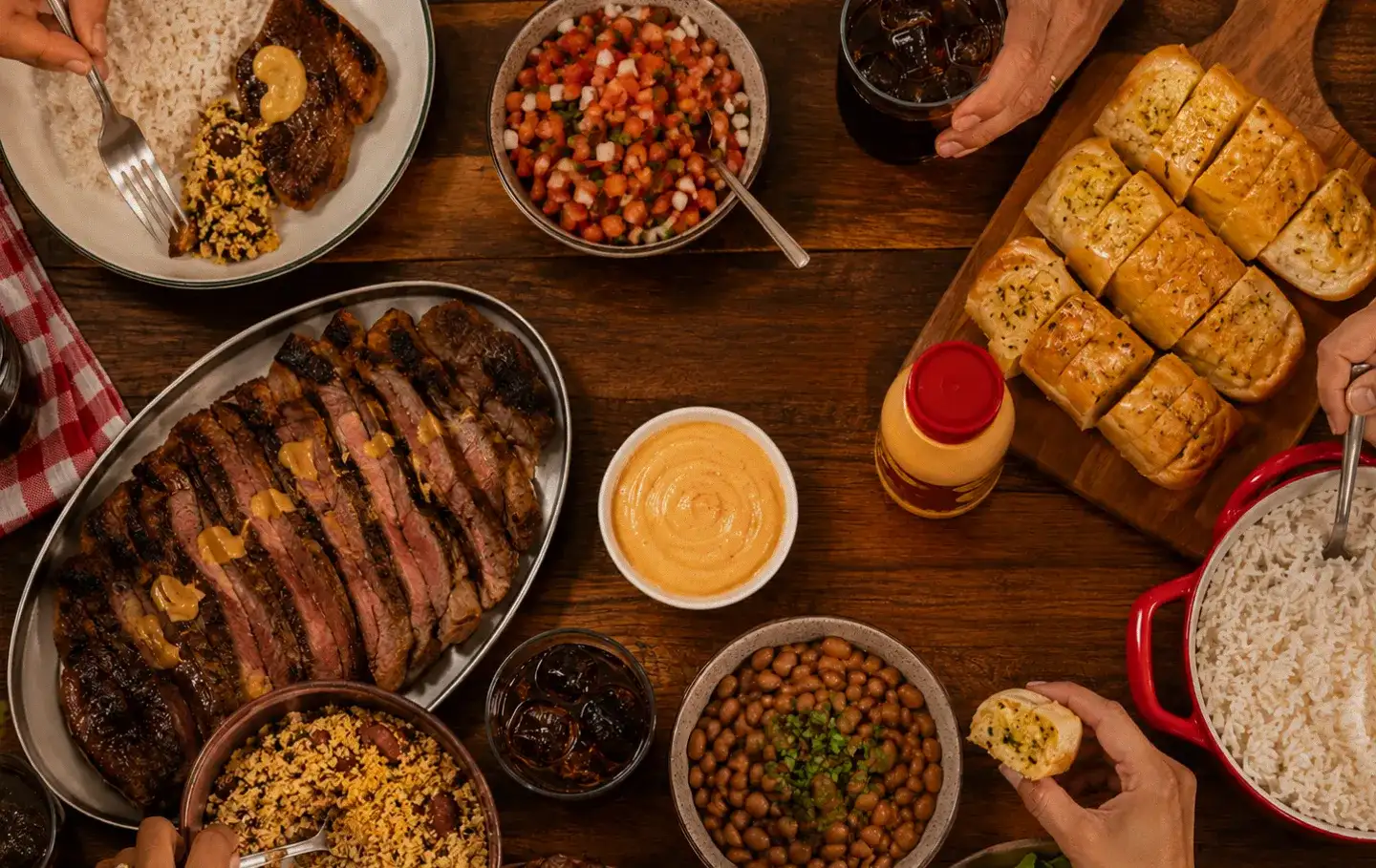Mesa de churrasco com molho Mendez